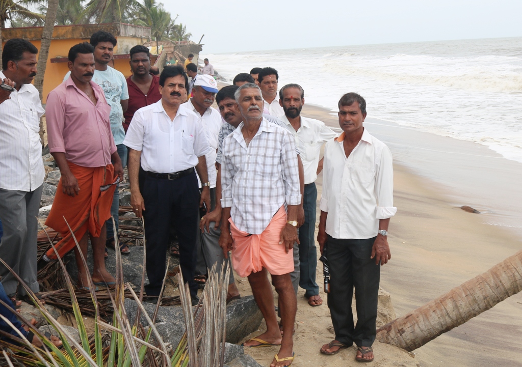 ಉಳ್ಳಾಲ: ಕಡಲ್ಕೊರೆತ ಪ್ರದೇಶಕ್ಕೆ ಸಹಾಯಕ ಆಯುಕ್ತರ ಭೇಟಿ, ಪರಿಶೀಲನೆ